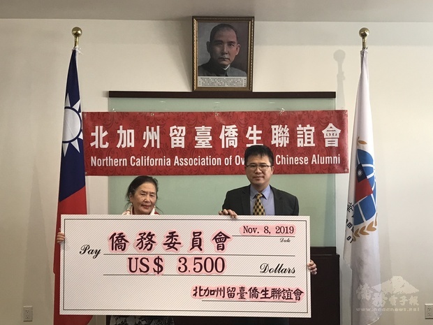 張寶琴（左）捐贈獎助學金，由閻樹榮（右）代表接受。