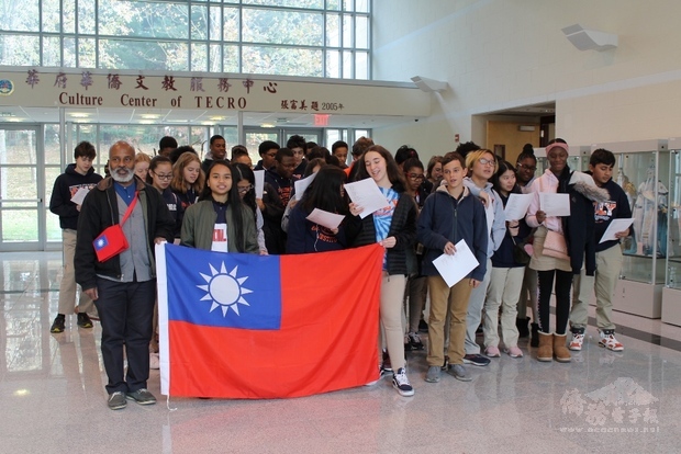 學生們於中心大廳演唱台灣歌謠「歡迎歌」。