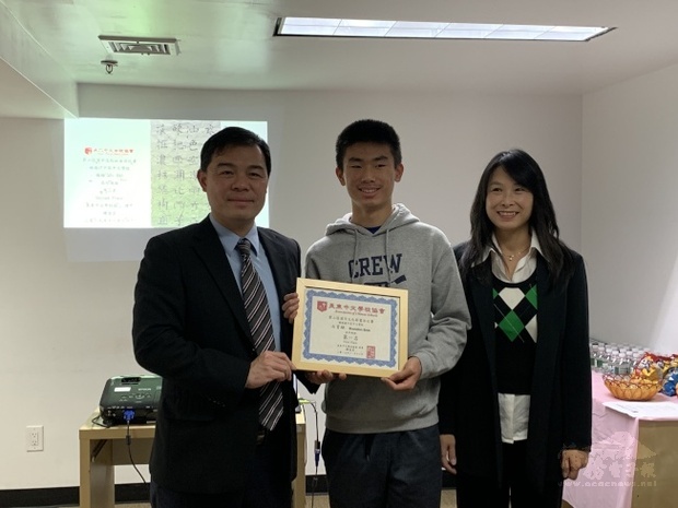 連續五年參賽的石育融(中)拿下「2019漢字文化節」高年級書法組第一名及國畫組第二名。（世界日報提供）