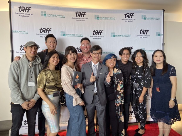 翁桂堂與電影節工作團隊合影留念。
