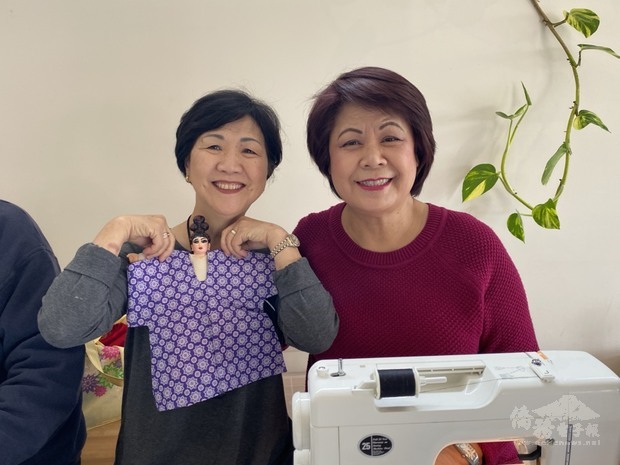 梁桂台(右)帶來縫紉機為戲偶製作服裝。