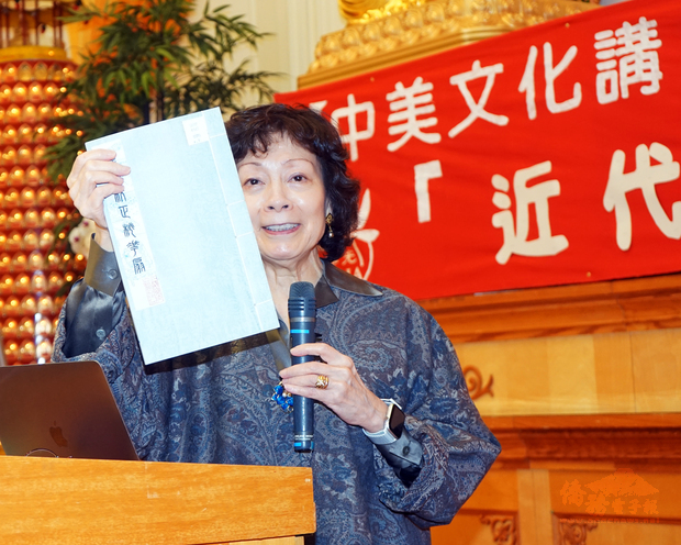 葉文心教授向聽眾展示其收藏的《桃花扇》線裝本。（世界日報提供）