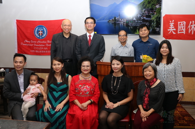 陳家彥（後排左二）盛讚郭正泉（後排左一）好學不倦精神。（世界日報提供）