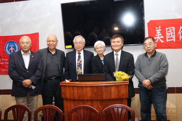 休士頓中原大學校友會會長冷國總（右二）與校友對郭正泉榮獲傑出校友獎與有榮焉。