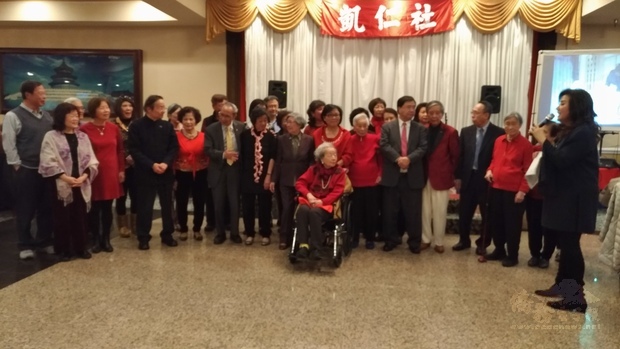 凱仁社的耆老會員一起唱凱仁社歌及當我們同在一起。