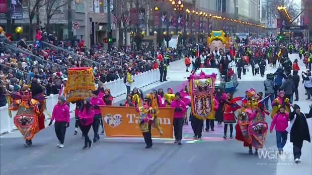 芝加哥WGN電視臺轉播本處參加感恩節「電音三太子」及原住民舞蹈表演畫面。