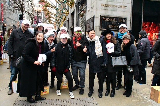 黃鈞耀夫婦(前排右2及右3)與索取民眾爭相索取「臺灣之友會」(Friends of Taiwan)棒球帽的民眾合影。

