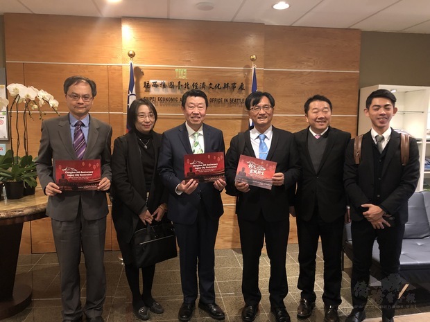 彰化市長訪問團拜會駐西雅圖辦事處,處長范國樞(左三)接待並業務簡報。