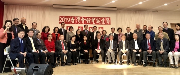 台灣會館舉辦2019聖誕佳節感恩餐會，感謝各界的支持，前排左一為顧雅明、左二為黃正杰、左六為方秀蓉、左七為徐儷文。（世界日報提供）