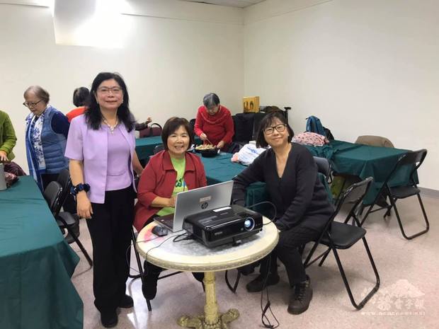 林麗娟(站立者)、周旭薇(坐者右一)出席北美洲臺灣婦女會多倫多分會歲末祝福及電影欣賞。