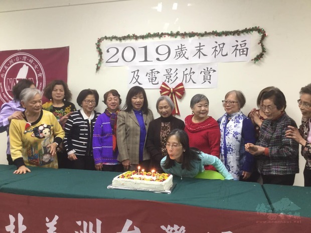北美洲臺灣婦女會多倫多分會歲末祝福活動中為切蛋糕為壽星慶生。