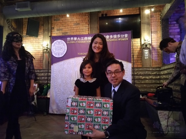 孫國祥(右)致贈獲獎者。