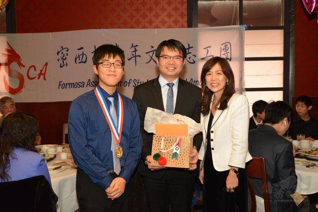 陳青青代表FASCA學員及家長感謝王偉讚4年來的支持及服務。