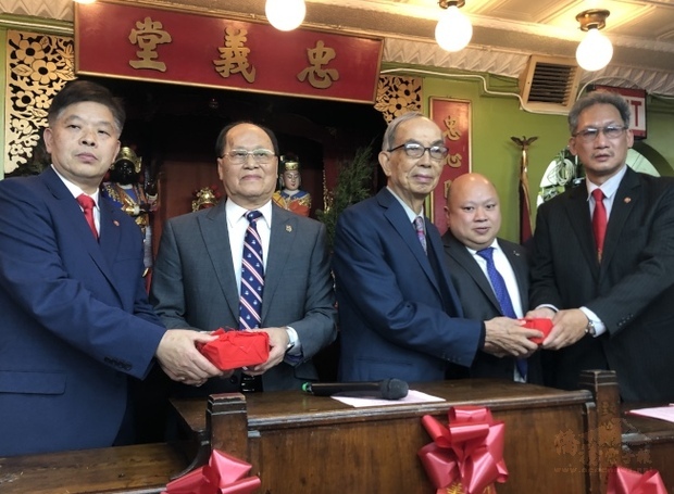 兩位主席在百名嘉賓的見證下接過印信,宣誓就職;左起為譚錦超、伍煥鵬、李柱燊、李偉強,和謝國傑。(世界日報提供)