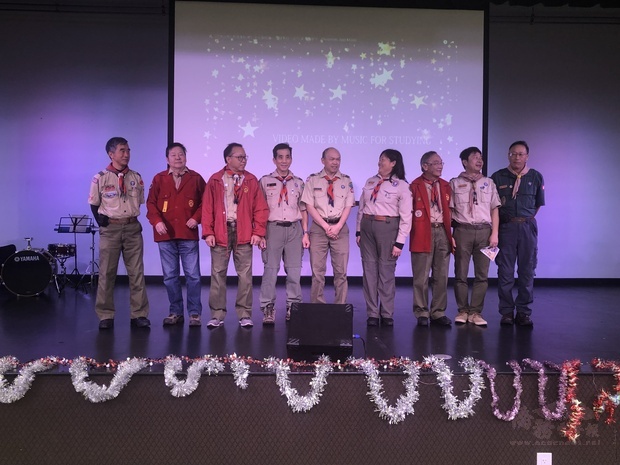 歷屆童軍團長、童軍主席上臺致意。