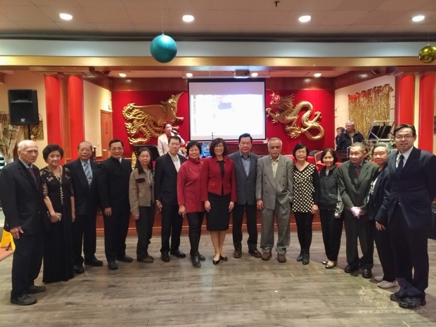 安省越棉寮華人協會聖誕聯歡晚會駐多倫多辦事處處長徐詠梅(左八)、文教中心主任孫國祥(右一)與越棉寮華人協會成員合照。