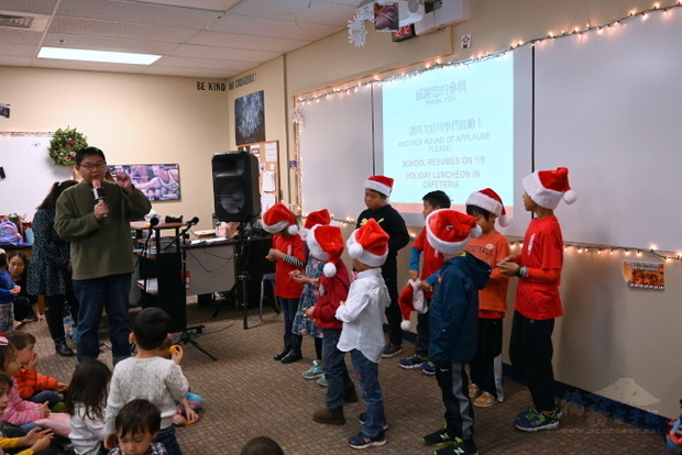 該校合唱團合唱「祝你耶誕快樂」 。