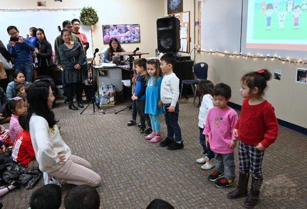 楊婉鈴老師指導表演「兩隻老虎」。