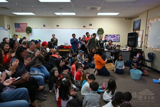 才藝表演充滿歡笑 。