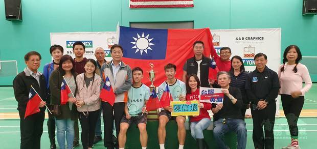 蔣翼鵬(前左四)、張珮鑾(前右二)、陳景星(前左一)、曾昭華(後右四)、黃淑芬(後右一)、黃而明(後左三),與男雙冠軍林煜傑(前右4)、陳信遠(前右3)選手合影。
