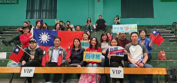 蔣翼鵬(前左二)、張珮鑾(前右三)及僑胞前往球場為中華隊加油打氣。