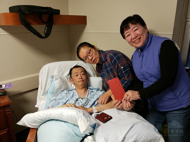 孟敏寬(右一)到醫院探視洪先生,並代轉達福僑領僑胞捐贈的善款。