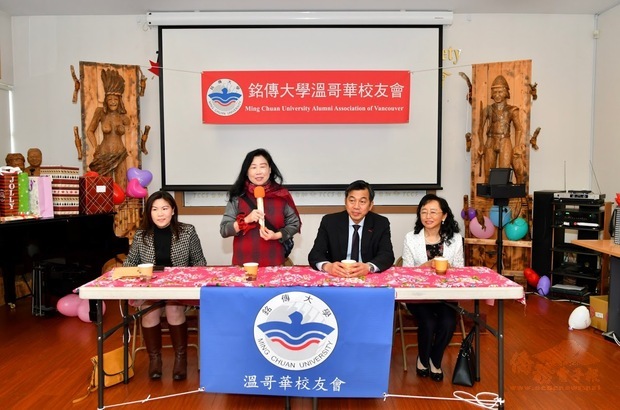 李蔚華感謝校友們一年來對校友會的支持,左起:江佳慧、李蔚華、陳剛毅及夫人。