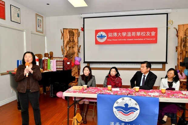 謝明珠分享移民經歷及在校的小故事。