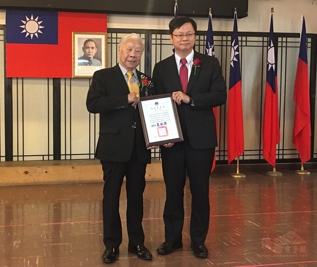 黃鈞耀代表僑委會吳新興委員長頒發賀狀予新任伍健生主席。