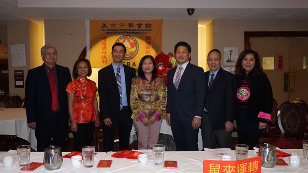華府商業發展促進委員會(DowntownDC)代表與美京中華會館活動主辦者。(王洋提供)