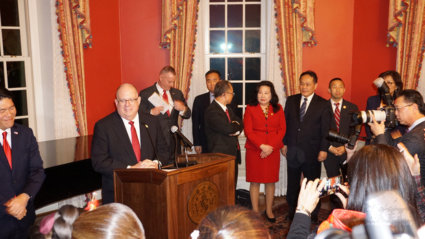 霍根祝福大家鼠年成功快樂。(王洋提供)