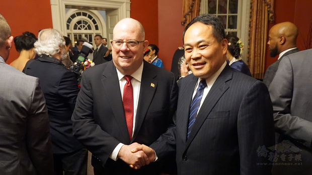 霍根與黃敏境握手。(王洋提供)