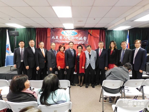 北美華人會計師協會18日舉辦2020年開春首場財稅法律講座，會長梁俊鎧(左四)、創會會長林清吉(左三)、理事長張德芝(右五)等講員提供精闢講座，橙縣文教中心蔣翼鵬主任(左六)頒發感謝狀給講員並與大家合影。