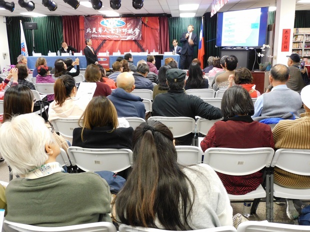 南加州僑民踴躍出席本次講座，聆聽講員們剖析今年相關政策及法律的改革。