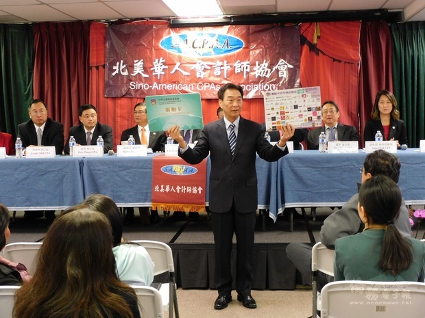 蔣翼鵬說明健康保險的重要，也鼓勵僑民們辦理僑胞卡，享受臺灣優質醫療服務。