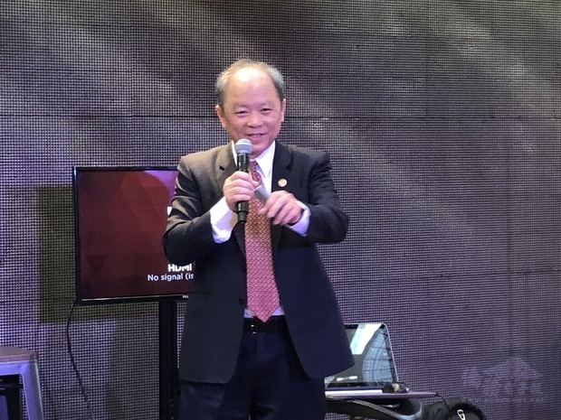 陳紹卿歡迎校友參加新春團拜。