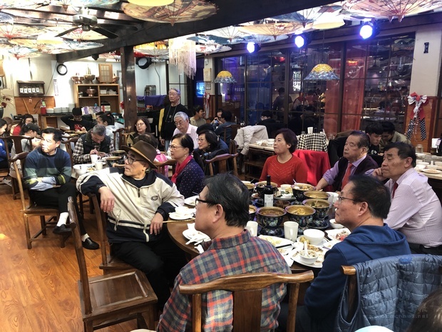 校友專心聆聽演講。