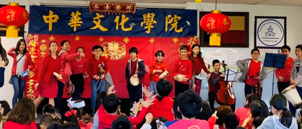 中文班節目表演之後拋撒糖果,小朋友蜂擁而上撿糖情形。(世界日報提供)