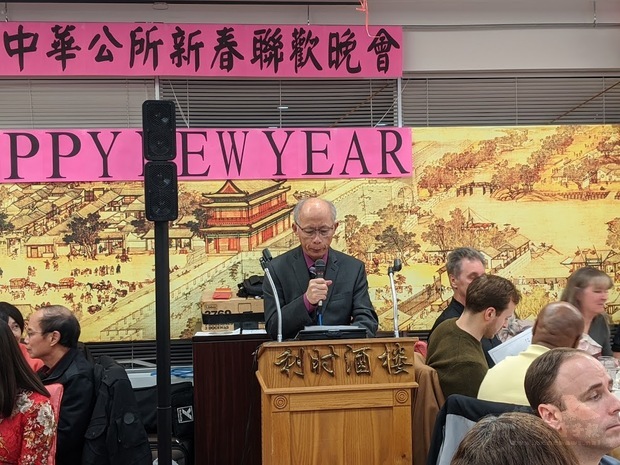 周明台主持雷城中華公所新春聯歡。