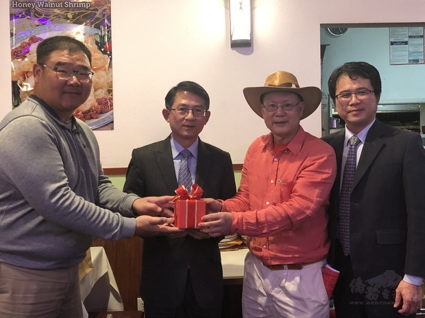 李盈興(左二) 、閻樹榮(右一)共同監交。