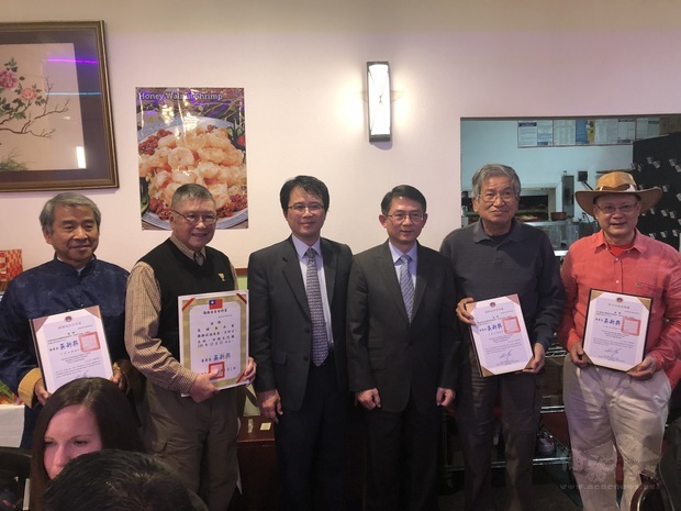 頒發續聘榮譽職聘書。