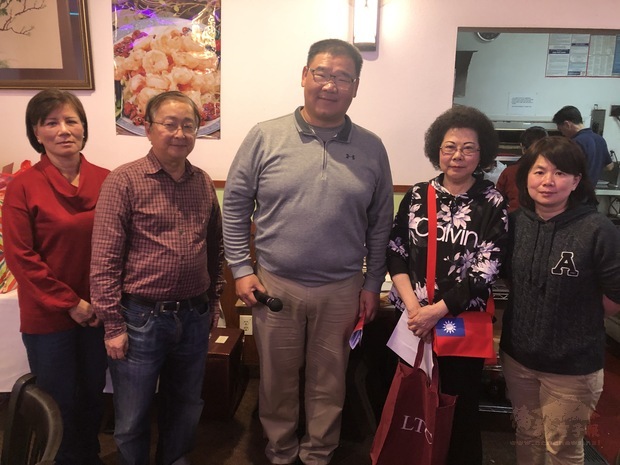 汪松林(中)、黃楚榕(右二) 、及新團隊。