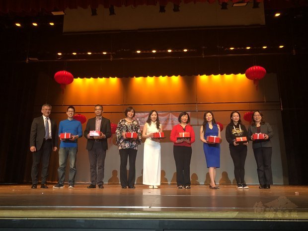 普林斯頓中文學校謝嘉文校長及駐紐約台北經濟文化辦事處張俊裕副處長等貴賓合影。