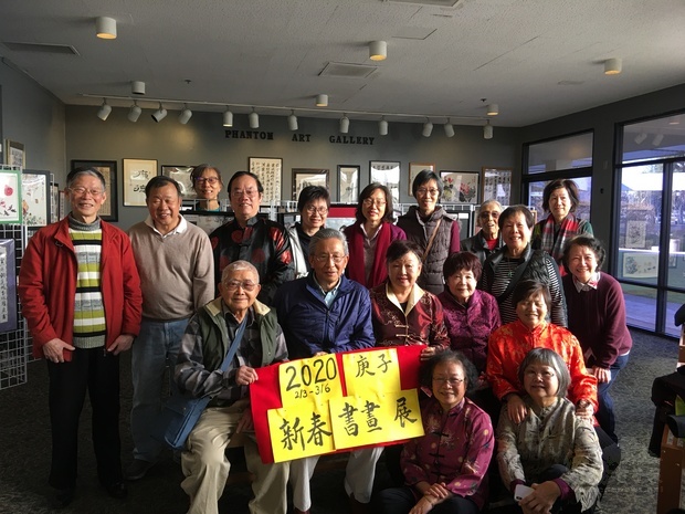 同學們與書法老師徐興昌(前排左二)國畫老師周燕春(前排左三)。（黃本初提供）