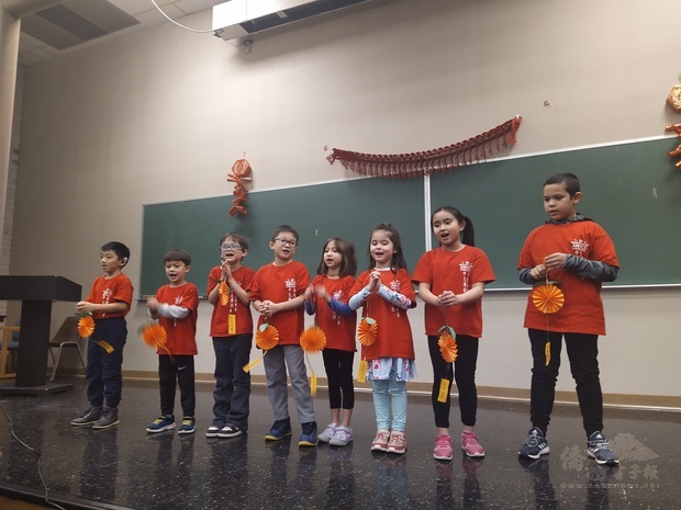 學生展示節慶手作作品及拜年。