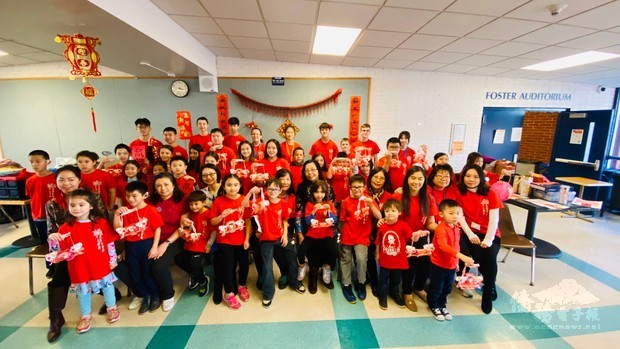 吳曉竹、張瑋及師生與僑委會提燈合影。