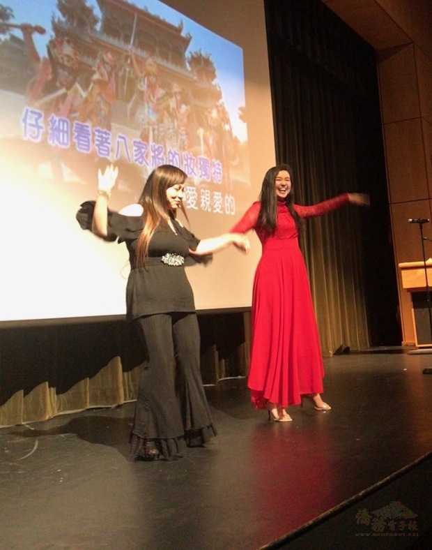 許惠玲(左一)和羅凱莉(Kylie Roibinson)帶動唱「台灣的心跳聲」。（世界日報提供）