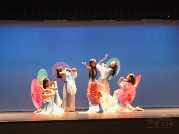 福爾摩沙兒童舞蹈團帶來「青花瓷」傘舞。（世界日報提供）