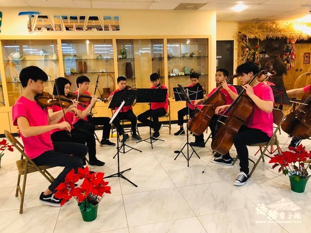 福爾摩沙青少年文化大使弦樂團演奏迎賓曲。