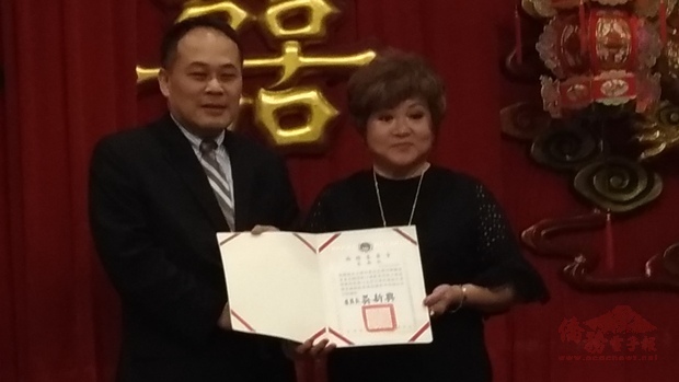 黃敏境（左）代表僑委會委員長吳新興，頒發感謝狀予卸任會長張雅媜（右）。